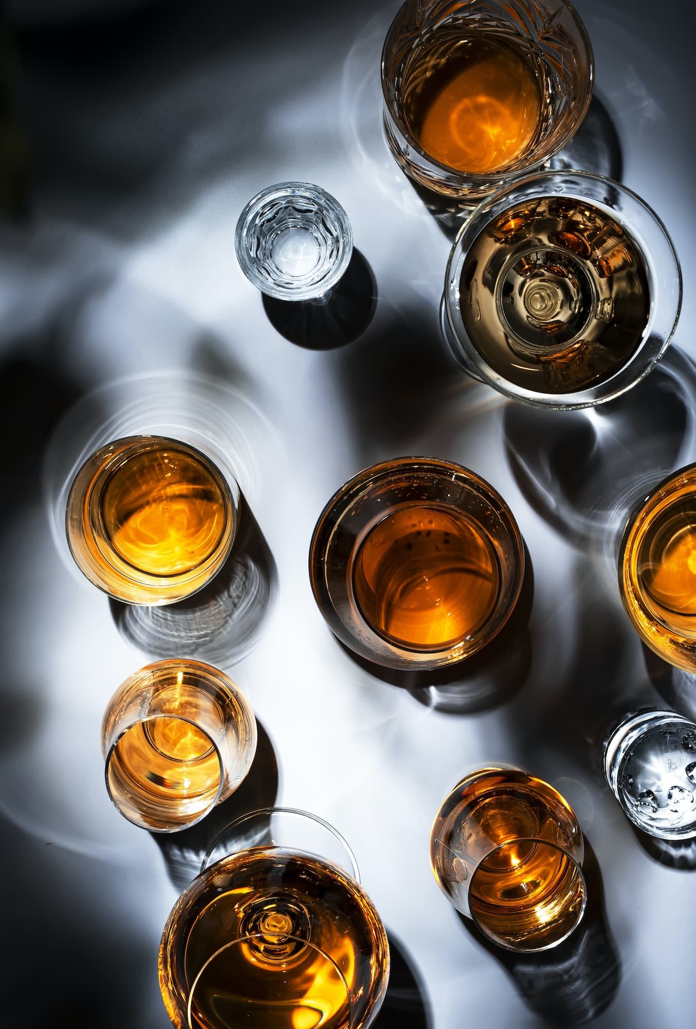 Starke Getränke, Spirituosen und Destillate in Gläsern